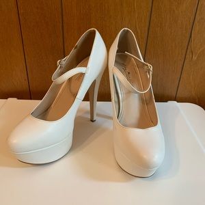 Size 10 White Pumps
